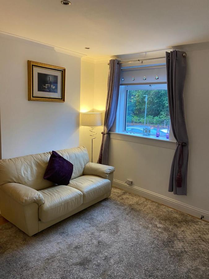 Cheerful One Bedroom Cottage With Parking Space. Glasgow Buitenkant foto