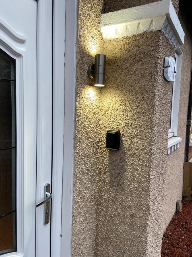 Cheerful One Bedroom Cottage With Parking Space. Glasgow Buitenkant foto